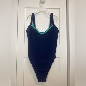Hi, selling this cute bathing suit in size S.